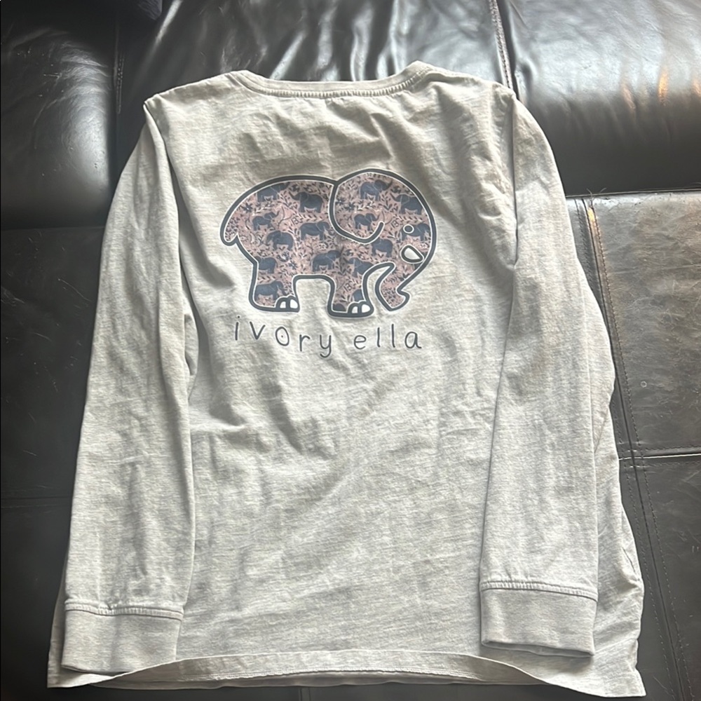 Gray Long Sleeve Tee with Crew Neck and Soft Texture